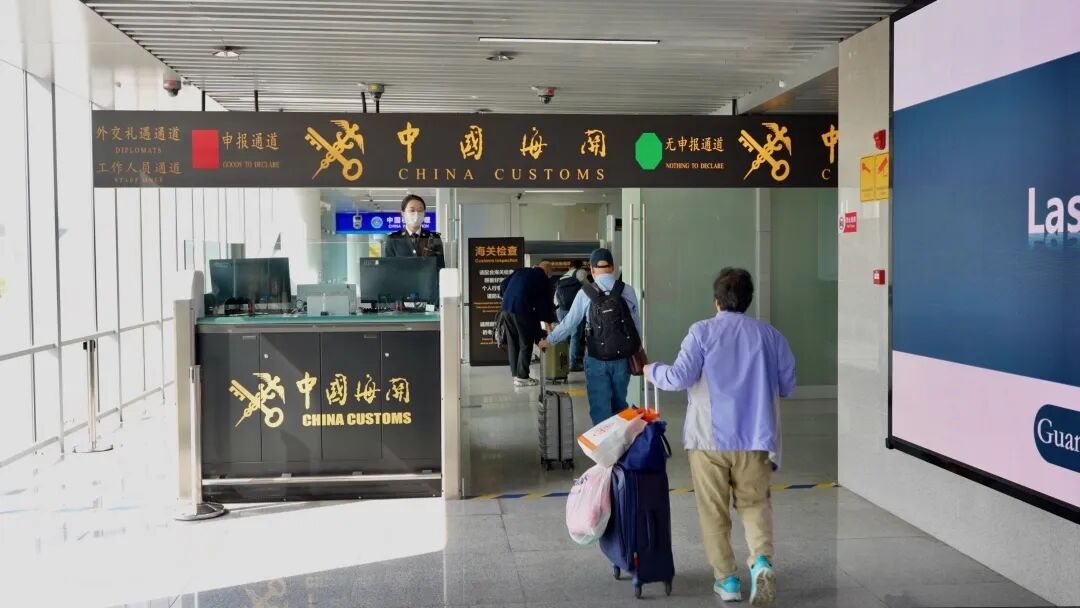 旅客在琶洲港澳客運(yùn)碼頭搭乘船舶前往中國香港，廣州會展中心海關(guān)關(guān)員對出境旅客進(jìn)行監(jiān)管