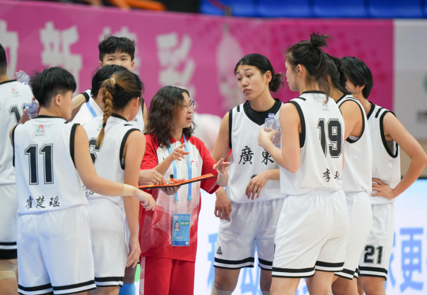 12月9日，聾人籃球女子組在廣東東莞開賽。她們雖然聽不見聲音，卻憑借訓練中反復磨合的肢體與眼神交流，展現出驚人的賽場默契。比賽暫停期間，廣東隊的教練通過清晰的手勢，及時調整防守強度與進攻節奏，隊員們迅速領會意圖。