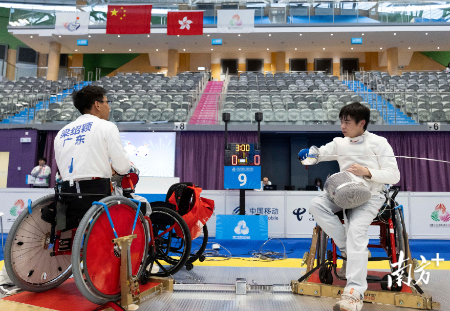12月9日，輪椅擊劍比賽在香港馬鞍山體育館正式開賽。參賽運動員多為下肢殘疾，需在輪椅上完成競技。其中，成立僅一年多的廣東省輪椅擊劍隊首次亮相殘特奧會，成為賽場上一支備受矚目的新銳力量。
