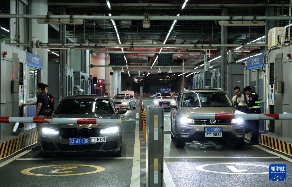 12月23日零時，“粵車南下”入境香港市區(qū)的首批通關車主在“一站式”通道辦理通關手續(xù)。新華社記者 黃國保 攝