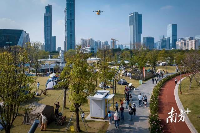 2025年12月6日，深圳筆架山公園，市民線上下單，無人機運送美食“從天而降”。