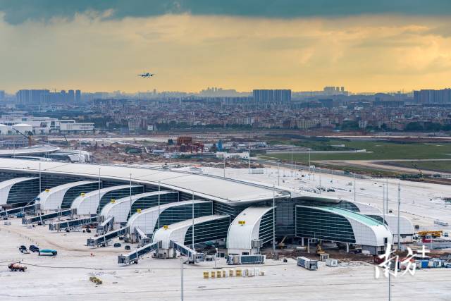 白云機場T3航站樓投運后，廣州白云國際機場將進入“三樓五跑道”時代。