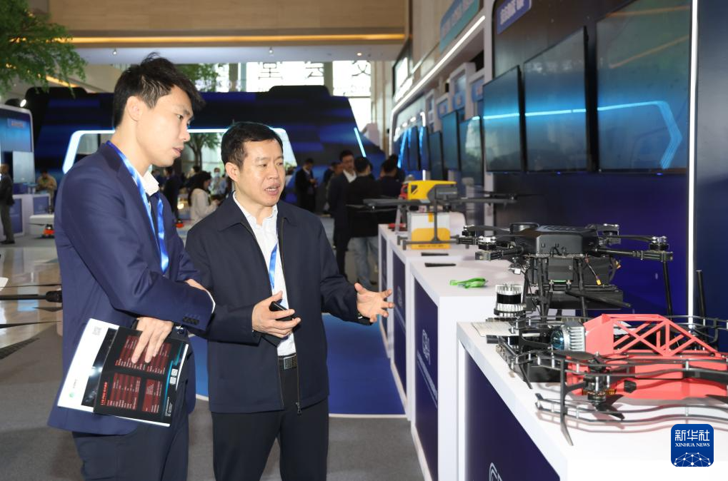 12月25日，與會人士在大會展覽區參觀、交流。新華社記者 盧漢欣 攝