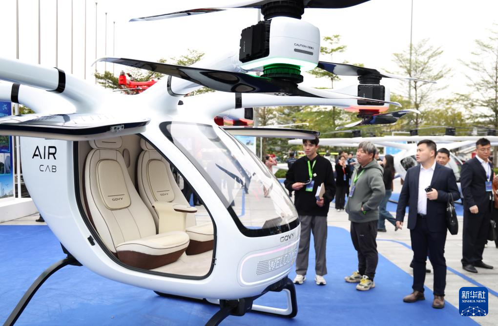 12月25日，與會(huì)人士在大會(huì)展覽區(qū)參觀。新華社記者 盧漢欣 攝