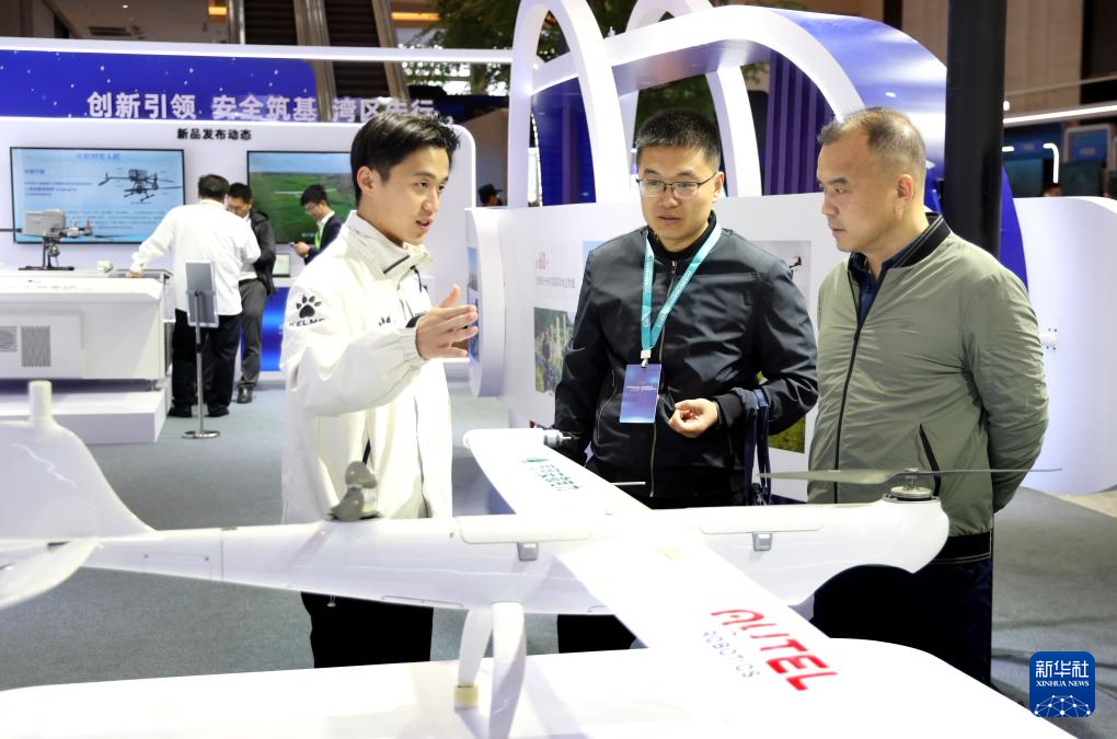 12月25日，與會人士在大會展覽區參觀、交流。新華社記者 盧漢欣 攝