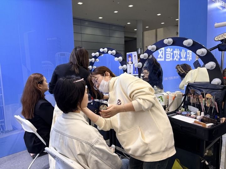 12月27日，招聘會現場為求職者提供免費職業妝造服務。新華社記者 趙瑞希 攝
