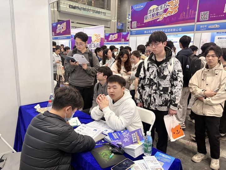 12月27日，在招聘會現場，求職者與企業招聘人員交流。新華社記者 趙瑞希 攝