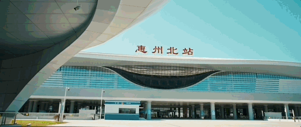 打造“海陸空鐵”立體交通網絡，加快構建大灣區綜合樞紐門戶。