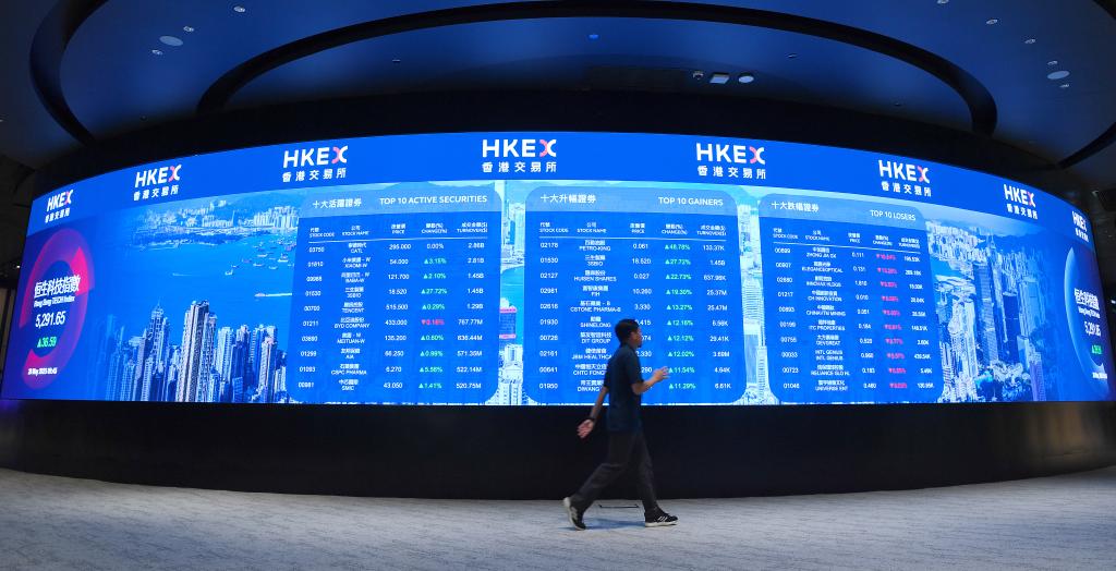 這是5月20日拍攝香港交易所電子顯示屏。新華社記者 陳鐸 攝