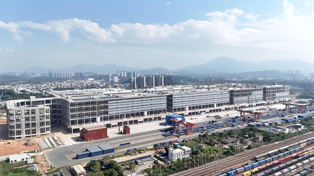 圖為深圳平湖南綜合物流樞紐。（中國(guó)鐵建供圖）