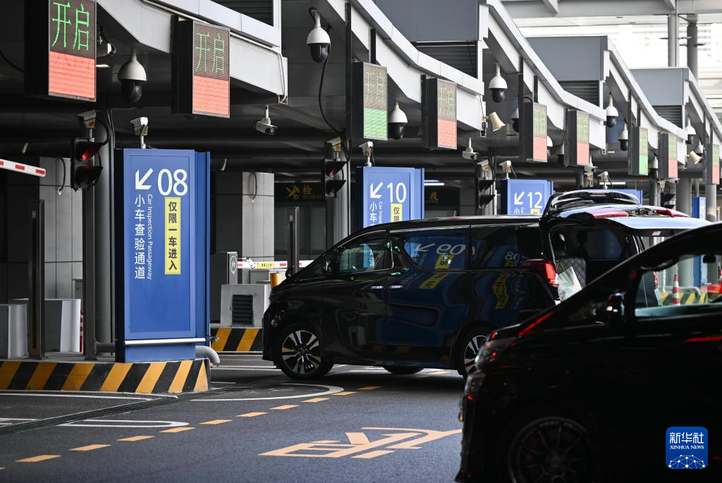 1月6日，在港珠澳大橋珠海公路口岸，車輛有序過(guò)關(guān)。新華社記者 鄧華 攝