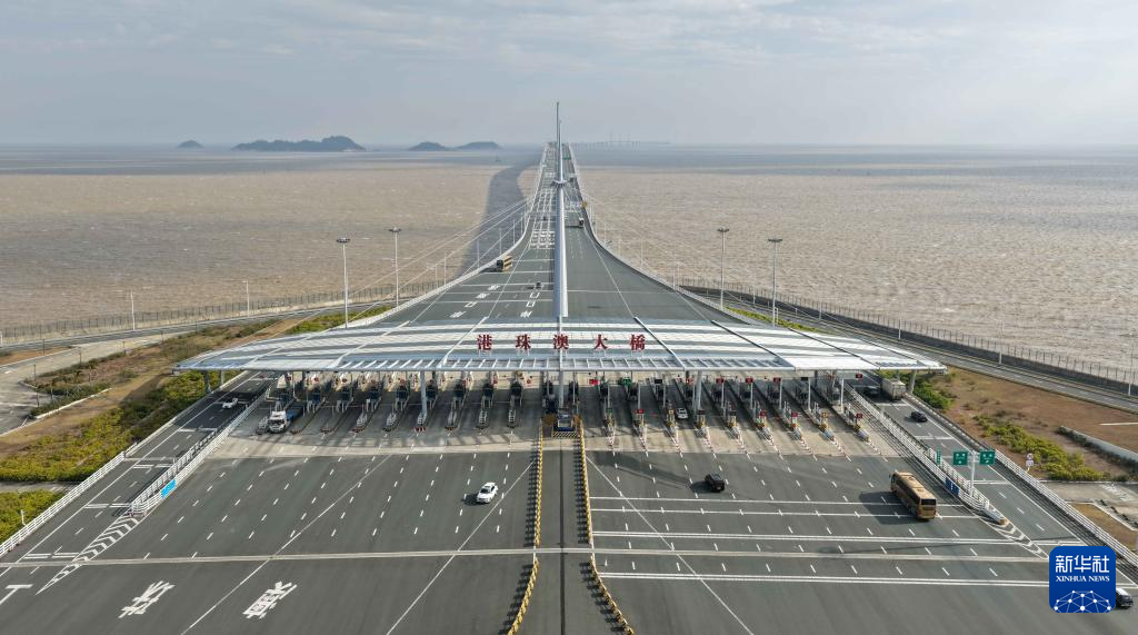 這是1月6日拍攝的港珠澳大橋出入口（無人機(jī)照片）。新華社記者 鄧華 攝