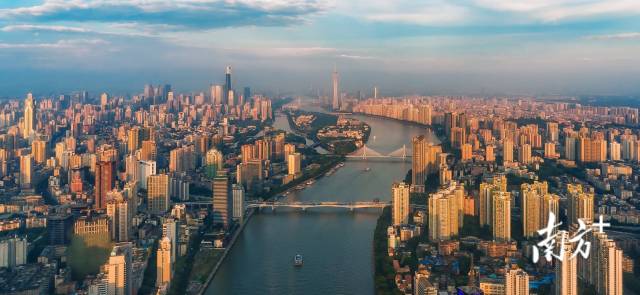 隨著經(jīng)濟(jì)發(fā)展，廣州的基礎(chǔ)設(shè)施建設(shè)日趨完善。珠江兩岸的連片高樓在陽光照耀下熠熠生輝。