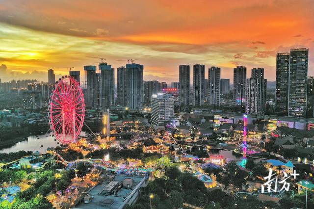 傍晚時分，絢麗的晚霞之下，國家級夜間文化和旅游消費集聚區(qū)順德歡樂海岸PLUS亮起了燈光 ，人們即將開啟夜生活。