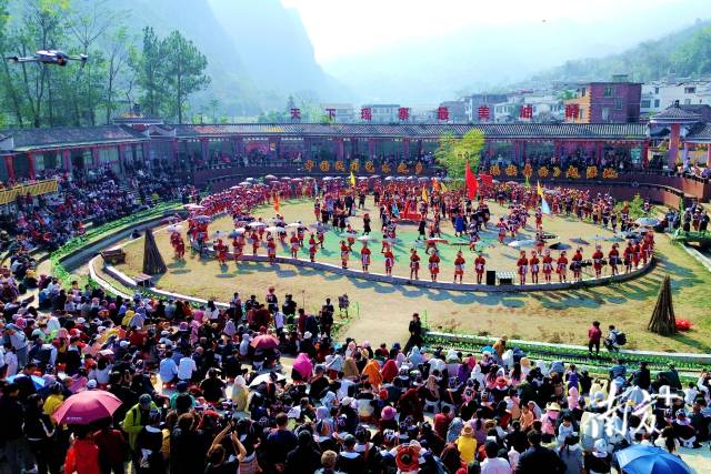 12月7日上午，2025年連南瑤族自治縣原生態(tài)耍歌堂活動在三排鎮(zhèn)油嶺村歌堂坪拉開帷幕。南方+黃瀅 攝