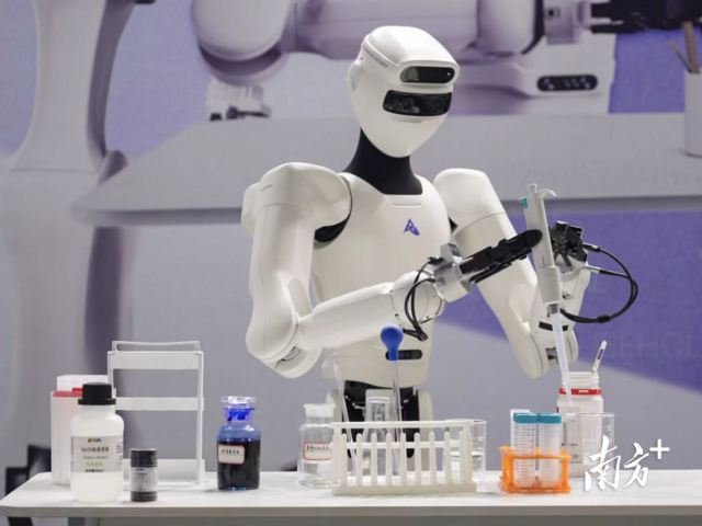 星塵智能機(jī)器人采用獨(dú)特的繩驅(qū)傳動(dòng)與仿人設(shè)計(jì),也是業(yè)界首個(gè)實(shí)現(xiàn)繩驅(qū)量產(chǎn)的企業(yè)。 星塵智能機(jī)器人采用獨(dú)特的繩驅(qū)傳動(dòng)與仿人設(shè)計(jì),也是業(yè)界首個(gè)實(shí)現(xiàn)繩驅(qū)量產(chǎn)的企業(yè)。