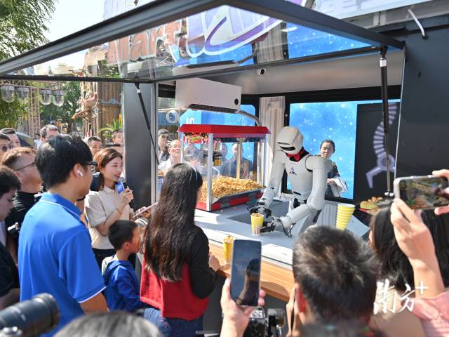 2025年11月,機(jī)器人MART在中山時(shí)光奇遇游樂園提供小食和飲品售賣服務(wù)。 2025年11月,機(jī)器人MART在中山時(shí)光奇遇游樂園提供小食和飲品售賣服務(wù)。