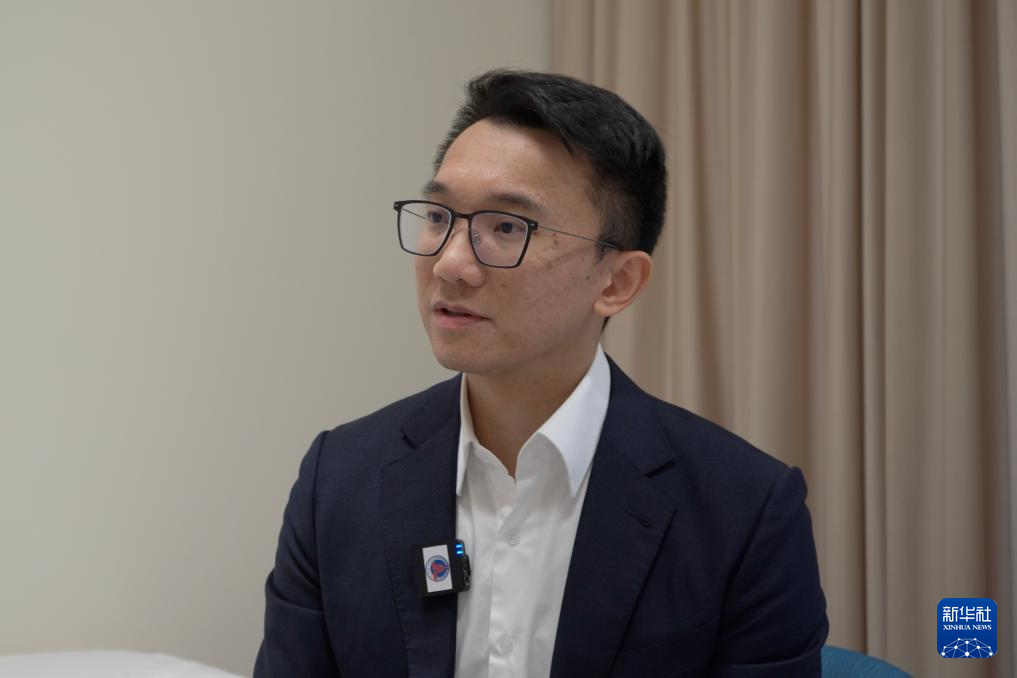 在深圳和睦家醫(yī)院，新風(fēng)天域集團(tuán)大灣區(qū)首席運(yùn)營官蕭毅晃接受記者采訪（2025年11月27日攝）。新華社發(fā)（龍鏡伊攝）