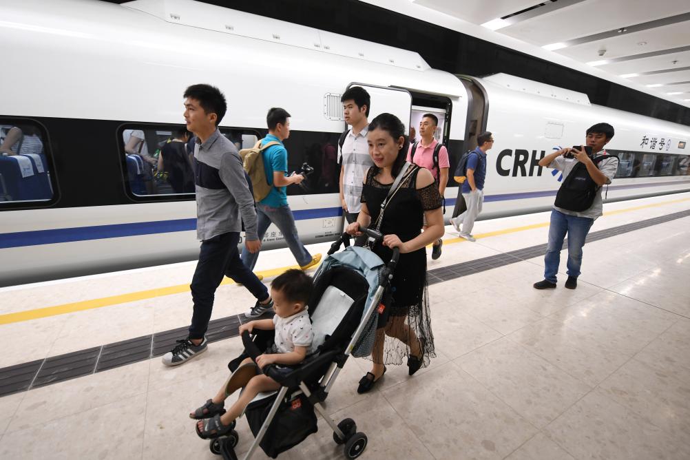 2018年9月23日，G5711次高鐵列車乘客抵達香港西九龍站。新華社記者 毛思倩 攝