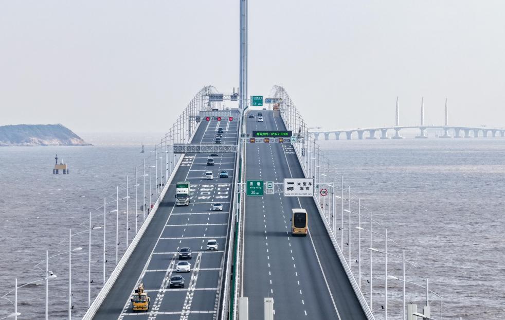 這是1月6日拍攝的港珠澳大橋往來車輛（無人機照片）。自2018年10月開通到2026年1月6日，經港珠澳大橋珠海公路口岸往來粵港澳三地的旅客突破1億人次。新華社記者 鄧華 攝
