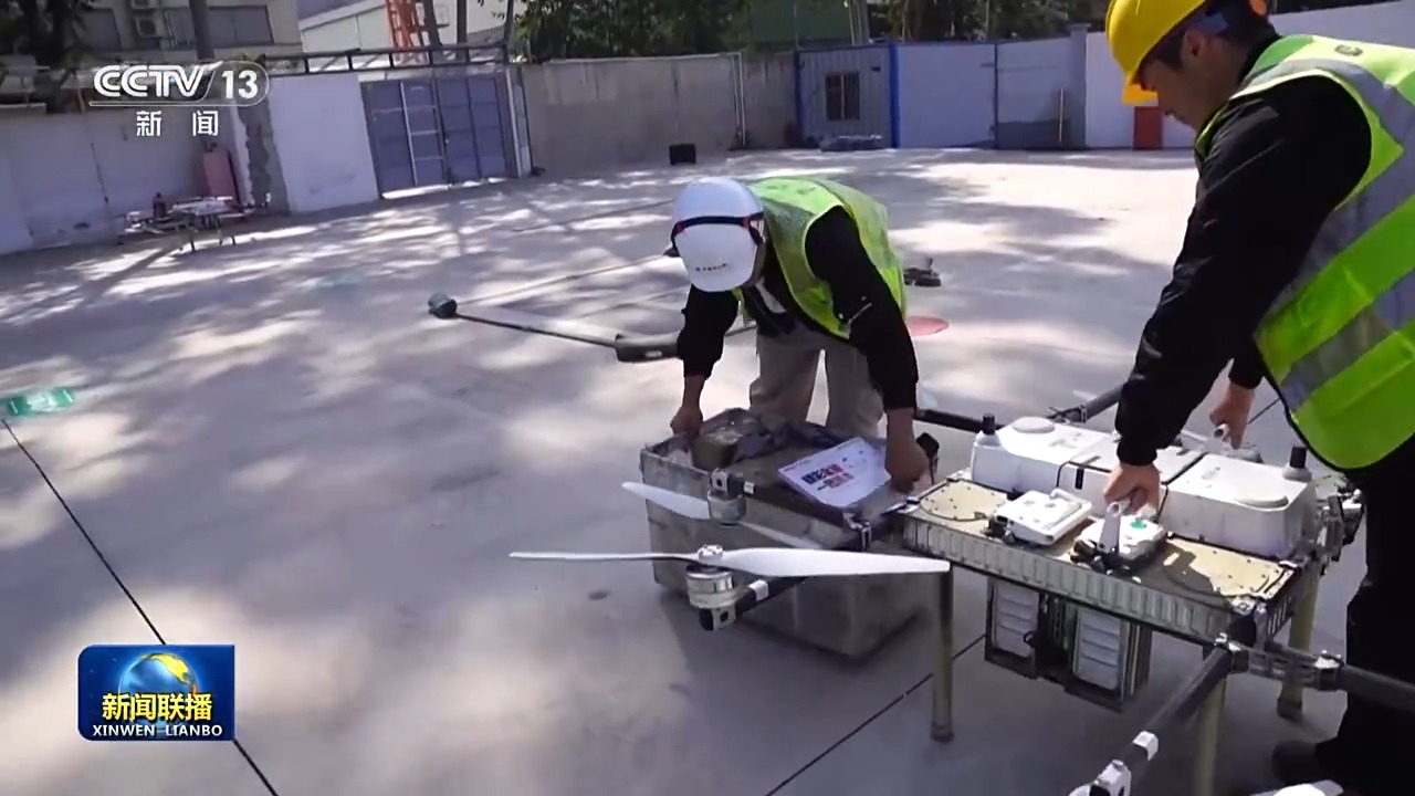 總臺央視記者 張偉:這里是位于深圳寶安區的無人機運營中心,短短幾分鐘的時間,我身邊就有十幾架物流無人機起降,很多生產急需的零部件、文件等中小快遞件,從這里發往深圳、東莞、中山、珠海等地。 總臺央視記者 張偉:這里是位于深圳寶安區的無人機運營中心,短短幾分鐘的時間,我身邊就有十幾架物流無人機起降,很多生產急需的零部件、文件等中小快遞件,從這里發往深圳、東莞、中山、珠海等地。