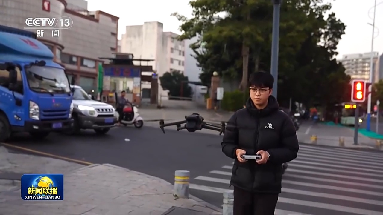 低空經濟飛得越來越穩、越來越快,也吸引著全國各地的人才。在采訪中,記者就碰到了這樣一位20多歲的年輕人——無人機航線規劃師薛浩然。入行僅兩年,他就成長為能帶隊攻堅的骨干,每天帶著團隊跑勘測、做規劃,忙得腳不沾地卻滿眼闖勁。 低空經濟飛得越來越穩、越來越快,也吸引著全國各地的人才。在采訪中,記者就碰到了這樣一位20多歲的年輕人——無人機航線規劃師薛浩然。入行僅兩年,他就成長為能帶隊攻堅的骨干,每天帶著團隊跑勘測、做規劃,忙得腳不沾地卻滿眼闖勁。