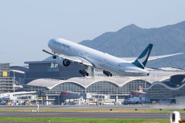 2024年11月28日，香港國際機場三跑道系統正式啟用后，一架飛機從中跑道起飛。（朱煒 攝）