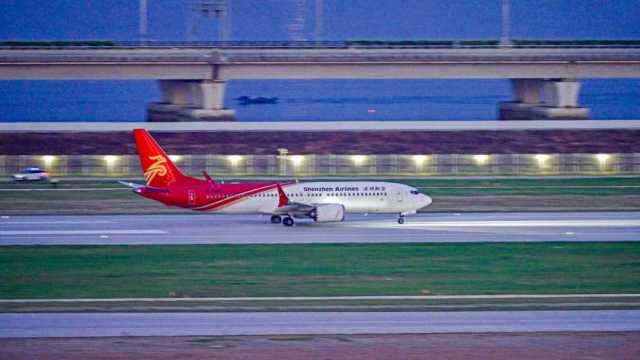 2025年8月26日，試飛飛機(jī)在深圳機(jī)場(chǎng)三跑道起降、滑行。（受訪者供圖）