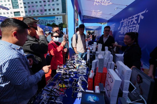 在“廣貨行天下”春季行動消費電子專場促銷活動現場，游客正參觀采購AI眼鏡。新華社記者 王豐 攝