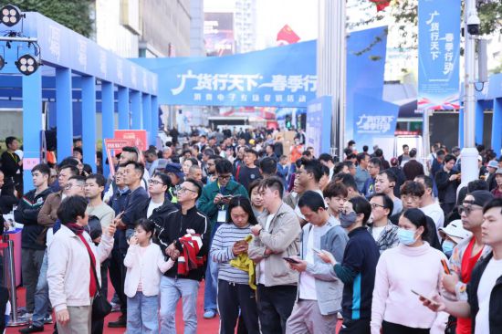 “廣貨行天下”春季行動消費電子專場促銷活動現場。新華社發