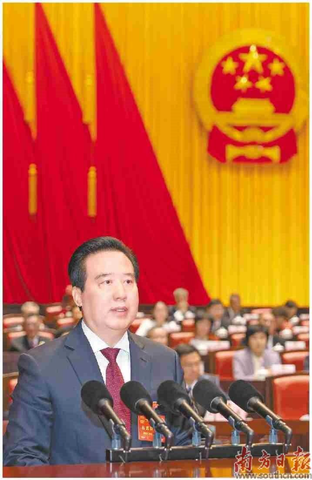 1月27日，省十四屆人大五次會議舉行第二次全體會議。省人大常委會主任黃楚平作常委會工作報告。