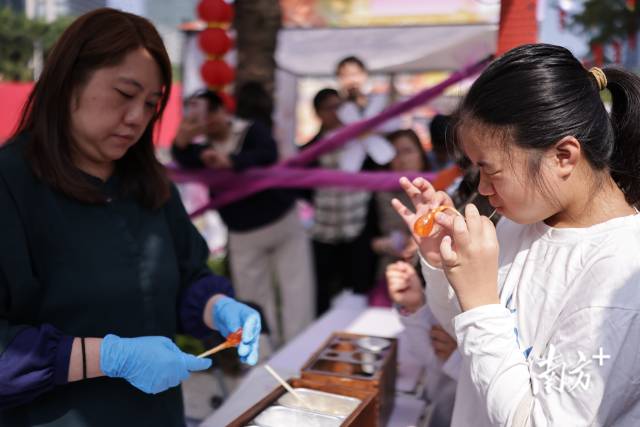 體驗吹糖技藝的孩子們不亦樂乎。