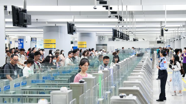 旅客有序通關。西九龍邊檢站供圖