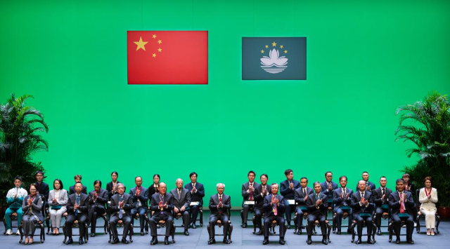 1月30日，澳門特別行政區(qū)政府舉行2025年度勛章、獎章和獎狀頒授典禮。特區(qū)行政長官岑浩輝在儀式上向相關人士及實體授予勛章、獎章和獎狀，表彰其在個人成就、社會貢獻或服務澳門特區(qū)方面的杰出表現(xiàn)。新華社發(fā)（張金加 攝）