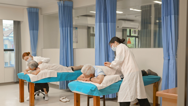 佛山市南海區桃苑福利中心內設的桃苑康復醫院為長者提供推拿等康復治療。受訪者供圖