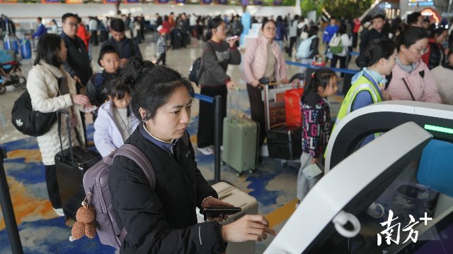 2月2日，春運首日的T3航站樓，旅客們正在辦理值機。