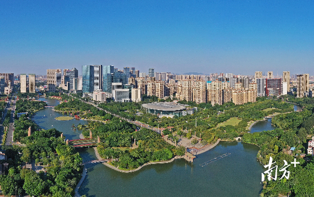 桂城千燈湖畔,產(chǎn)業(yè)高樓林立。南方+記者 戴嘉信攝 桂城千燈湖畔,產(chǎn)業(yè)高樓林立。南方+記者 戴嘉信攝