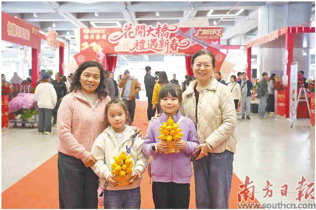 市民游客紛紛前來買花、打卡。南方日報記者 錢文攀 攝