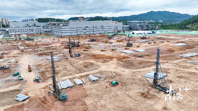 TCL華星建設的全球首條高世代印刷OLED規模化產線在廣州黃埔加快落地。李劍鋒 攝