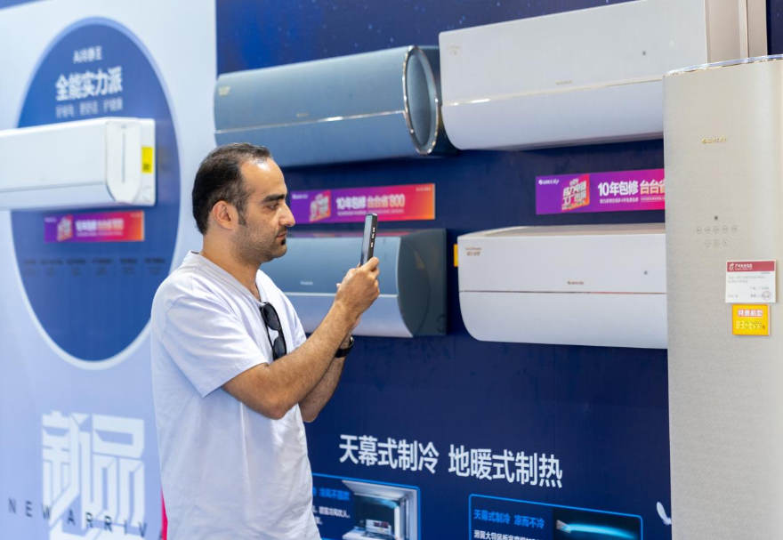 全球每三臺空調就有一臺“廣東造”，這并非虛言。在家電領域，粵港澳大灣區智能家電產業規模占全球近30%。在佛山順德的空調外機的智能工廠里，無人AGV小車與機械臂在智能工廠里精準協作，86道工序全自動化運行，實現了關鍵工序的無人化。