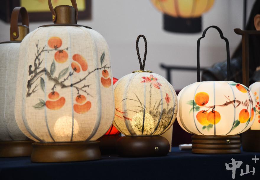 在“廣貨行天下”春季行動中，“中山燈飾”也是一個亮眼的主角。近年來大灣區照明燈飾產業加快向高端化、智能化、綠色化轉型，不斷實現制造到“智造”。這背后是大灣區“1+1+N”區域協同模式。深圳作為研發創新核心，著力于LED芯片、智能控制等高端環節。中山擔當照明器具制造基地，與佛山、廣州等多個城市在產業鏈上深度協作，共同構成大灣區世界級照明產業帶。