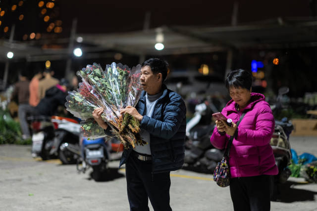 凌晨一點(diǎn)到四點(diǎn)，不少人陸陸續(xù)續(xù)來到現(xiàn)場選花。