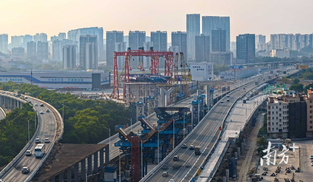 廣深改擴(kuò)建項(xiàng)目（穗莞段）太平至五點(diǎn)梅雙層橋建設(shè)現(xiàn)場(chǎng)。