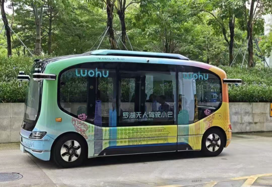 大灣區致力于打造全國領先的智慧交通發展高地，在深圳等地開通無人駕駛小巴接駁線路，串聯主要商圈、文化景點與交通樞紐，這不僅是一項智慧交通服務，更通過科技感十足的乘坐體驗和精準的線路設計，重構了城市消費動線，把客流引向各個消費節點，是“科技+商業”賦能城市消費空間效率與體驗的創新實踐。