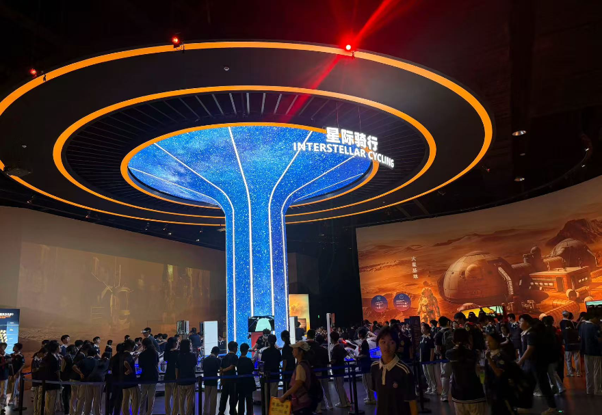 大灣區的博物館、科技館十分注重體驗式活動。在這些場景內，大灣區加速推動虛擬現實技術普及應用，推動沉浸式體驗升級。珠海的太空中心打造了一座全球領先的沉浸式航天科普與體驗中心，運用VR、4D動感影院等高科技手段，讓游客親身體驗航天員訓練、月球漫步等震撼場景。廣州的南越王博物院“科技賦能王宮重現——南越王宮博物院展示利用項目”，利用互聯網、多媒體、互動體驗等技術，實現了遺址的活化展示。