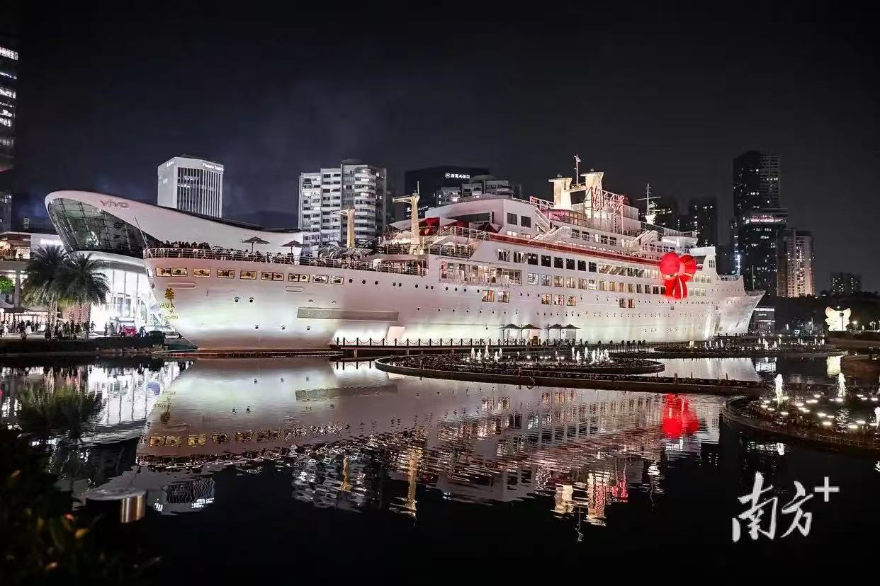 大灣區正以“郵輪+”模式推動濱海文旅創新，打造沉浸式休閑新場景。如深圳海上世界“明華輪”創新融合“郵輪+演藝+商業”，打破了傳統劇場觀演的局限，提供了高度參與感和故事性的消費體驗，引領了都市微度假的新潮流，成為集沉浸式戲劇、主題餐飲、觀海商業于一體的文旅新地標。此外，大灣區還有廣州南沙等地的郵輪項目，共同織就了一張覆蓋濱海休閑、文化演藝與主題商業的消費網絡，讓游客在灣區各城都能體驗到“船”奇般的文旅魅力。