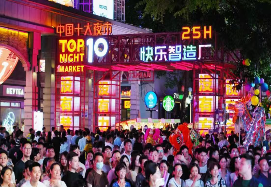 在大灣區(qū)城市更新的浪潮中，佛山創(chuàng)意產(chǎn)業(yè)園堪稱工業(yè)遺產(chǎn)活化的一個(gè)“天花板”。昔日轟鳴的舊廠房集群，如今蝶變?yōu)槿站土髁砍?萬人次的文創(chuàng)生活綜合體。工匠精神、武術(shù)文化、民俗節(jié)慶與現(xiàn)代藝術(shù)、音樂現(xiàn)場、創(chuàng)意市集、網(wǎng)紅餐飲激情碰撞。白天逛展、夜晚嗨玩，打造出“日夜皆精彩”的復(fù)合消費(fèi)空間。事實(shí)證明，老廠房的文化底蘊(yùn)，才是它火爆出圈的終極“流量密碼”。