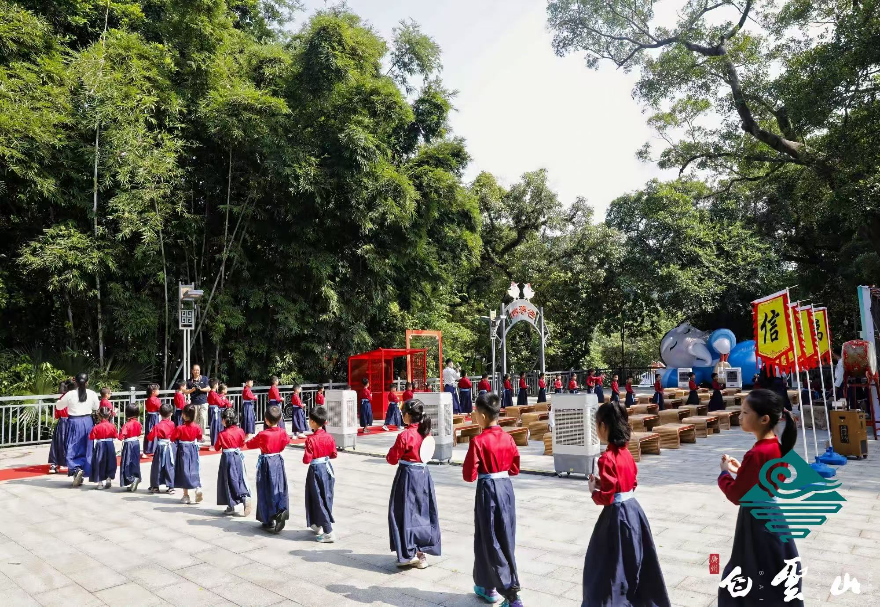 大灣區正加快打造中醫藥傳承創新發展高地，推動傳統中醫藥與現代生活深度融合。如廣州白云山以“鄭仙誕”民俗傳說和嶺南草藥文化為核心，打造“非遺+”多元體驗場景：逛中醫藥文化市集、親手體驗非遺手作、品嘗養生藥膳美食，還有趣味情景短劇巡游一路相伴，從此登山這一傳統休閑活動，實現了自然景觀與非物質文化遺產的共生共榮。