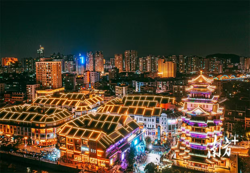 大灣區(qū)正以豐富的文化資源為底色，繪就“一城一韻”的消費(fèi)新圖景。在惠州，圍繞“鵝城”歷史稱謂與西湖文化底蘊(yùn)打造的夜間文旅消費(fèi)集聚線路給出了生動(dòng)實(shí)踐——線路融合東坡文化遺跡、嶺南園林夜景、東江民俗表演、傳統(tǒng)小吃夜市等元素，通過光影藝術(shù)提升夜間景觀，策劃沉浸式文化劇場，讓游客在“夜游、夜賞、夜品、夜娛”中，感受千年古城的歷史厚度與市井煙火氣，點(diǎn)亮了灣區(qū)夜經(jīng)濟(jì)的新圖景。