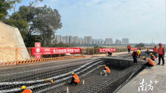 常虎高速改擴建白坑大橋右幅第四聯(lián)現(xiàn)澆梁綁扎鋼筋。